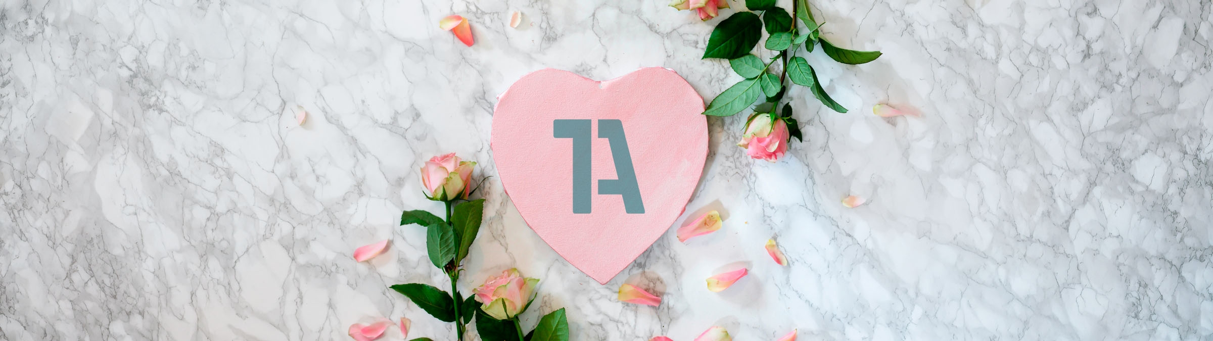 Stimmungsbild zum Muttertag - rose Holzherz mit 1A-Logo und Rosen auf einem grauen Marmoruntergrund