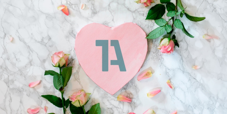 Stimmungsbild zum Muttertag - rose Holzherz mit 1A-Logo und Rosen auf einem grauen Marmoruntergrund