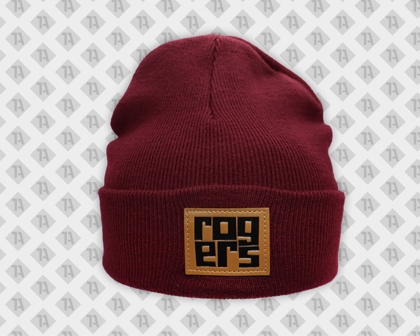 Bordeauxrote Beanie mit eckigem Leder-Patch „Rogers“, geprägt und bedruckt mit Ziernaht.