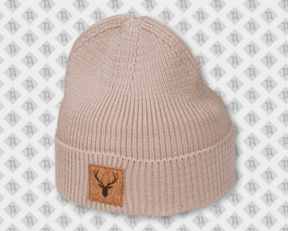 Heller, cremefarbener Beanie mit einem Kork-Aufnäher und Lasergravur eines Hirsches
