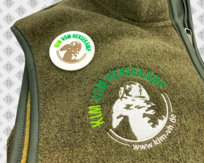 Direktstick Embroidery auf Weste veredelung in weiß grün Logo Kim von Hersekamp