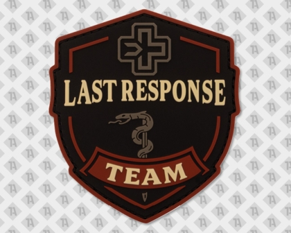 Dunkler Schild-Patch mit Kreuzsymbol, „Last Response“-Schriftzug und Schlange über rotem „Team“-Banner.