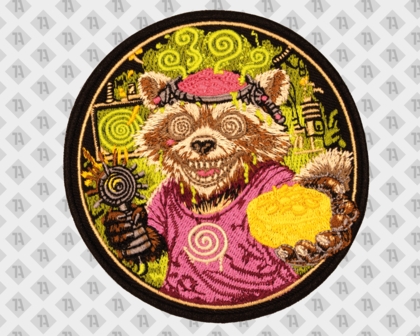 Runder, bunt gestickter Aufnäher mit verrücktem Waschbär, Spiralen und Technikmotiv auf schwarzem Rand – detailreicher Psychedelic Patch.