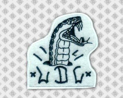 Aufnäher Patch gestickt mit gesticktem Rand Konturschnitt weißer Hintergrund schwarze Schlange Biker
