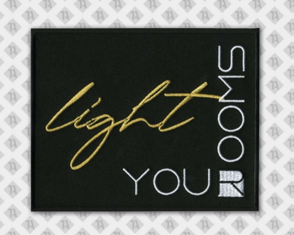 Eckiger gestickter Patch Aufnäher mit Laserschnitt Light Licht Firma