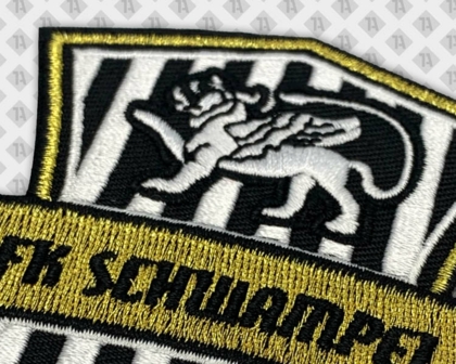 Konturgeschnittener Patch Aufnäher Abzeichen Badge gestickt mit Kettelrand metallic gold weiß schwarz Löwe Vereine