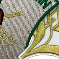 Gestickte Patches mit Metallic-Garn – Hochwertige, glänzende Details für edle Stickereien.