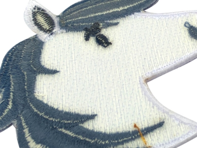 Gestickter Patch mit Rand zur Befestigung – Hochwertige Verarbeitung für Textilien & Accessoires.