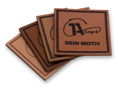 Vier kleine 40x40mm große Lederblankos mit Lasergravur aufgefächert