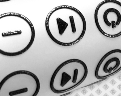 3D Symbole aus PVC Rubber mit Play- und Power-Icons in Schwarz