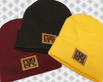 Drei Beanies in Schwarz, Gelb und Bordeaux mit Leder-Patch „Rogers“, geprägt und bedruckt.