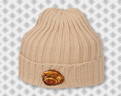 Cremefarber Beanie mit eime gestickten Franzbrötchen-Aufnäher