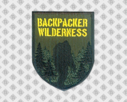 Grüner dunkelgrüner Aufnäher Patch mit Bäumen für Backpacker Wilderness in gelber Schrift gestickt