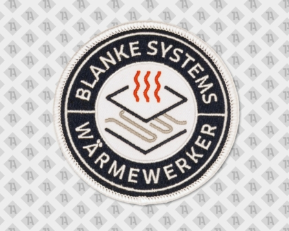 Runder Blanke Systems Wärmewerker Patch mit Heizschlangen-Symbol und roten Wärmewellen auf weißem Grund mit dunklem Rand