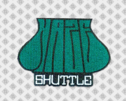 Konturgeschnittener Patch Aufnäher gestickt mit grünem und weißem Schriftzug für Bands und Musiker