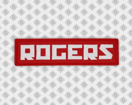 Gestickter Patch mit weißem „ROGERS“-Schriftzug auf rotem Hintergrund und sauberem Kettelrand