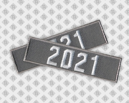 Patch Aufnäher gestickt mit gesticktem Rand grau weiß eckig Schule Uni
