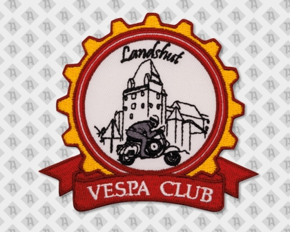 Gestickter Aufnäher mit Vespa-Fahrer und Landshuter Stadtmotiv, rotem Rand und Schrift „Vespa Club Landshut“ – Vereinslogo für Motorradfans