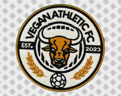 Gestickter Vereins-Patch Vegan Athletic FC – Rundlogo mit Stierkopf, Fußball und Ährenmotiv