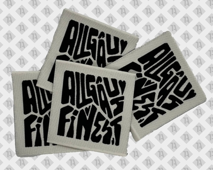 Vier quadratische Aufnäher mit schwarzem „Allgäu Finest“ Schriftzug auf Weiß