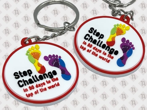 PVC-Schlüsselanhänger rund mit bunten Fußabdrücken – Step Challenge Design von 1A Rubber
