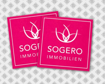 Patch Aufnäher gedruckt mit Laserschnitt eckig Firmen Sogero Immobilien pink weiß