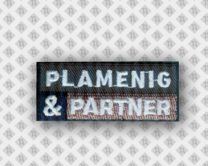 Patch Aufnäher gestickt mit gesticktem Rand rechteckig weiß Schriftzug Firma