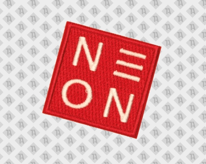 Quadratischer roter Stoffpatch mit schräg gesetztem NEON Schriftzug in heller Stickerei, minimalistischer Logo-Aufnäher mit Randstick.