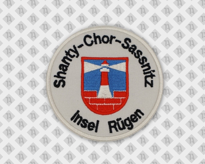 Gestickter Patch „Shanty-Chor Sassnitz Insel Rügen“ mit Leuchtturm-Motiv und hellem Kettelrand