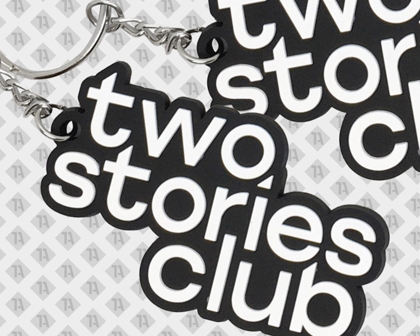 PVC Rubber Schlüsselanhänger Kontur two stories club schwarz weiß mit Kette Öse Ring
