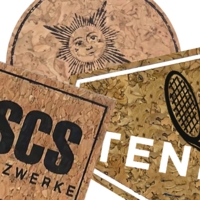 Kork-Patches mit gelaserten Logos und Designs in verschiedenen Formen.