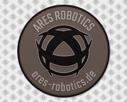 Runder PVC-Aufnäher in Grau mit schwarzem 3D-Logo und Schrift „Ares Robotics“ sowie Website „ares-robotics.de“, modernes Firmenlogo für Robotiktechnik
