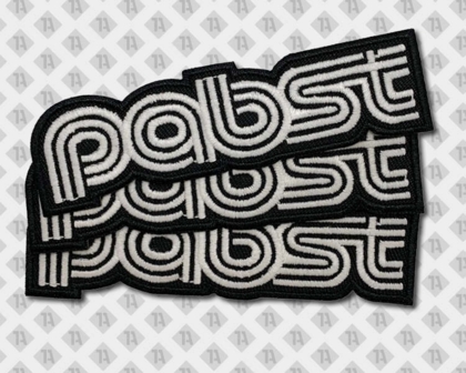 Konturgeschnittener Patch Aufnäher gestickt mit gesticktem Rand pabst Schriftzug Firmen