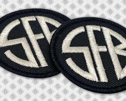 Runder Patch Aufnäher gestickt mit Kettelrand in metallic silber schwarz SFB Firmen