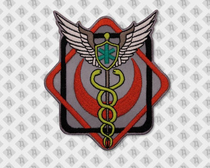 Abzeichen mit Caduceus aus grünen Schlangen, geflügelter Stab, Schild mit türkis Star of Life, rote Halbmonde, grauer Hintergrund, schwarzer/roter Rahmen