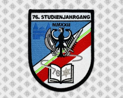 Konturgeschnittener Patch Aufnäher gestickt mit Kettelrand blau weiß rot Schule Uni