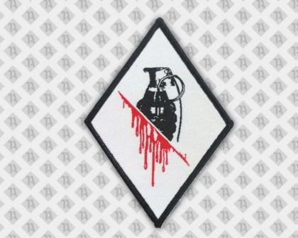Konturgeschnittener Patch Aufnäher gewebt mit Kettelrand schwarz weiß rot Granate Bands und Musiker