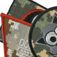Bestickte Patches mit Camouflage-Hintergrund – individuelle Aufnäher mit militärischem Design und gesticktem Motiv.