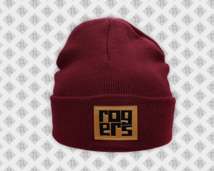 Bordeauxrote Beanie mit eckigem Leder-Patch „Rogers“, geprägt und bedruckt mit Ziernaht.
