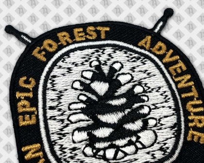 Outdoor-Aufnäher mit Tannenzapfen – gestickter Patch für Backpacker & Abenteuerreisen