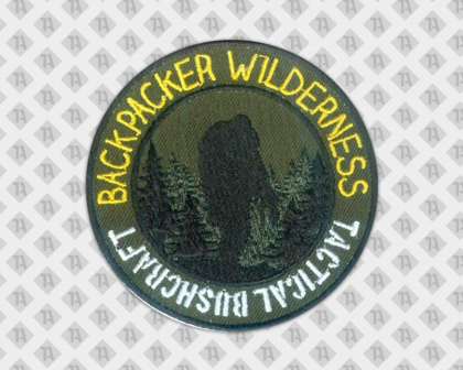 Grüner runder Aufnäher Patch gestickt mit Bäumen für Pfadfinder Backpacker Wilderness in gelber und weißer Schrift
