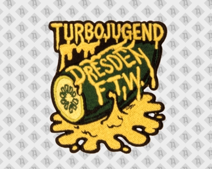 Gestickter Turbojugend Dresden FTW Patch mit grüner Gurke und gelber, tropfender Schrift auf unregelmäßigem Aufnäher