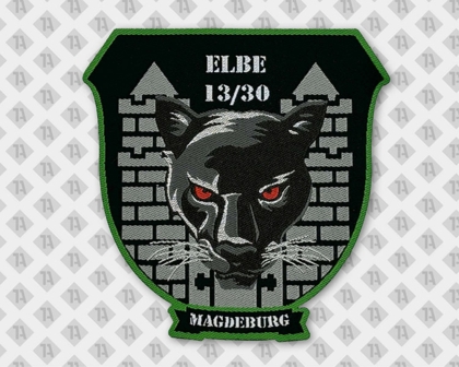 Gewebter Aufnäher Elbe 13/30 Magdeburg mit schwarzem Panther vor stilisierter Stadtmauer