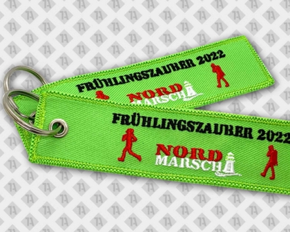Schlüsselanhänger eckig mit mit Ringöse und Kettelrand Backpacker grün schwarz rot weiß Frühlingszauber Nord Marsch 2022
