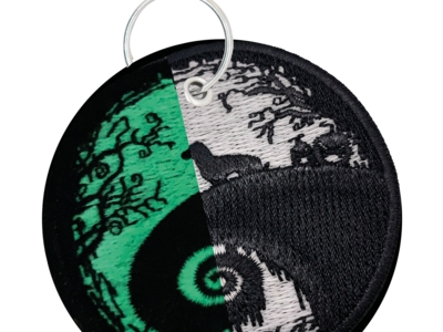 Gestickter Patch mit Glow-in-the-Dark-Effekt – rundes Motiv mit Ring und detailreicher Waldszene