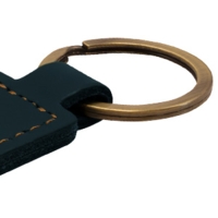 Lasche und messingfarbener Ring für Schlüsselanhänger