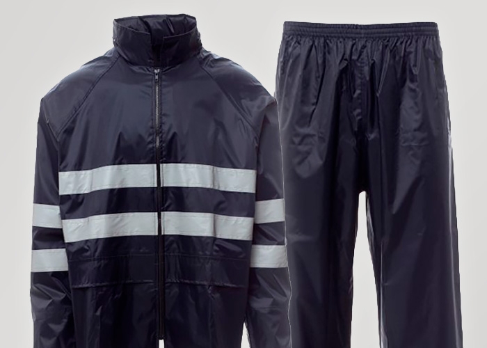 Ein schwarzes Regen-Set aus Jacke und Hose mit reflektierenden Streifen steht vor hellem Hintergrund.