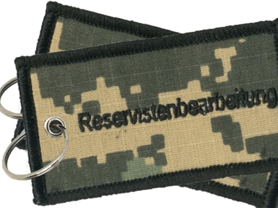 Bestickter Schlüsselanhänger im Camouflage-Look mit Text "Reservistenbearbeitung"
