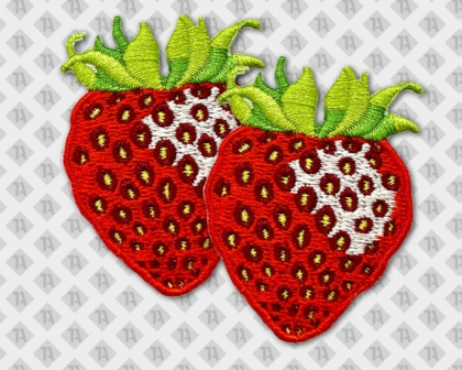 Aufnäher Patch gestickt Erdbeere im Konturschnitt mit gesticktem Rand