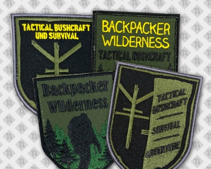 Konturgeschnittener Patch Aufnäher gestickt mit gesticktem Rand Backpacker Wilderness grün schwarz oliv khaki